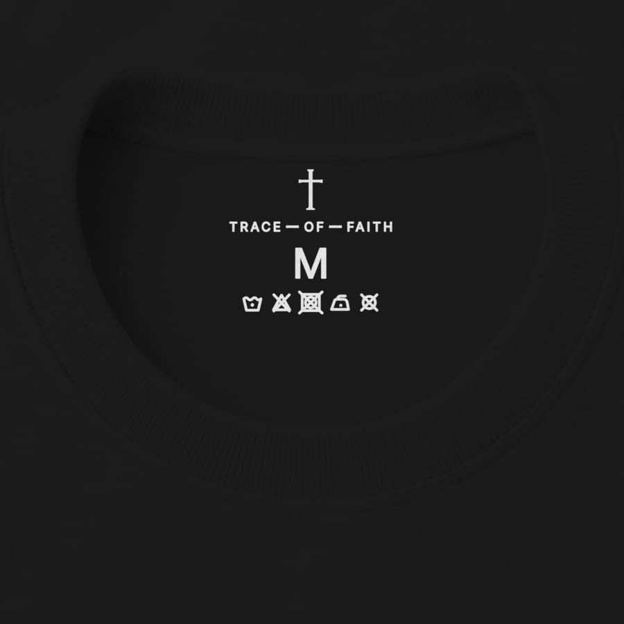 Diep geworteld in Black, neck label