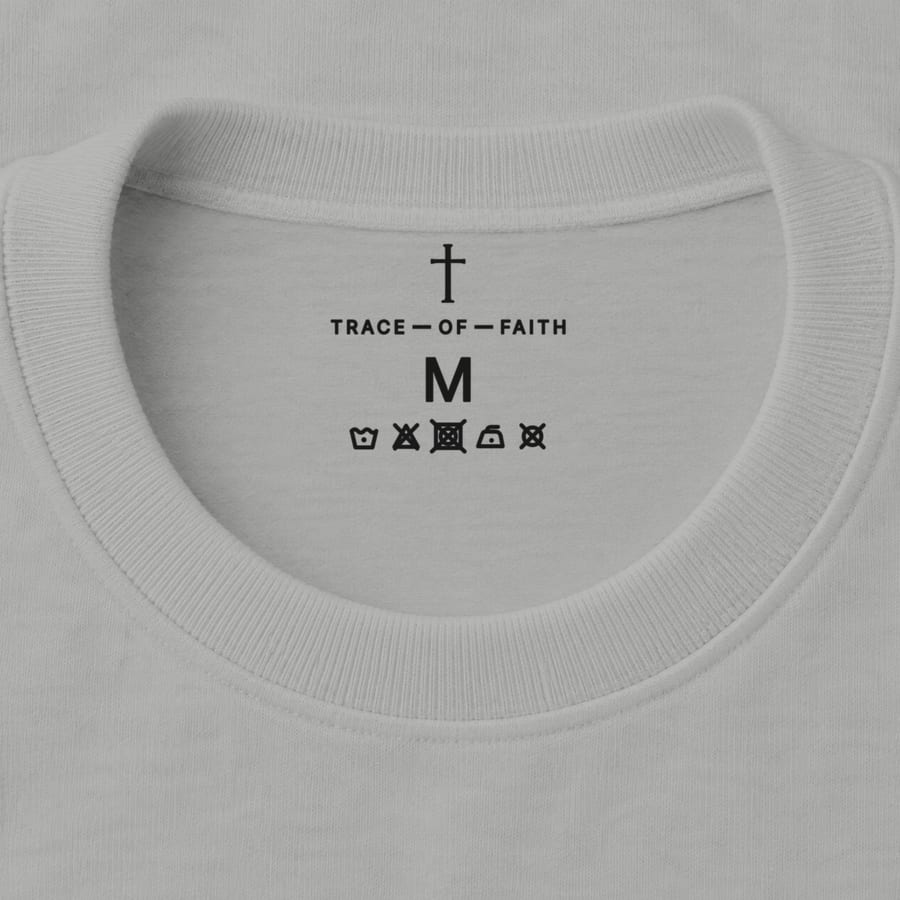 Wees stil in Heather Grey, neck label