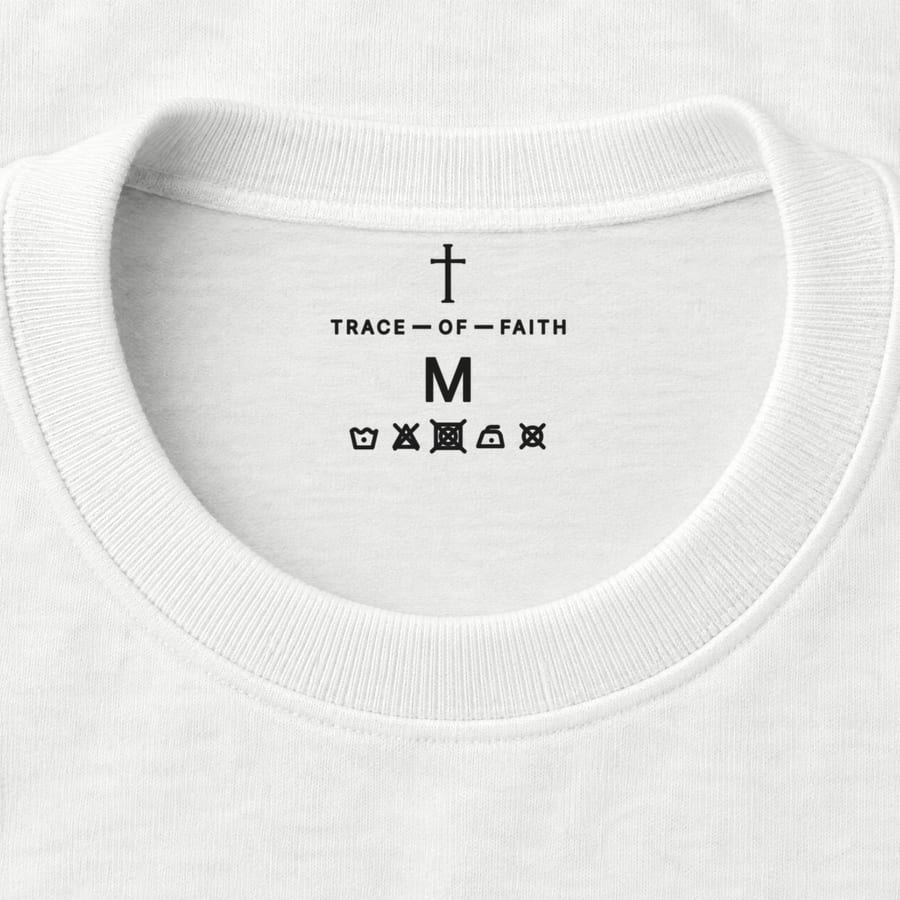 Licht breekt door in White, neck label