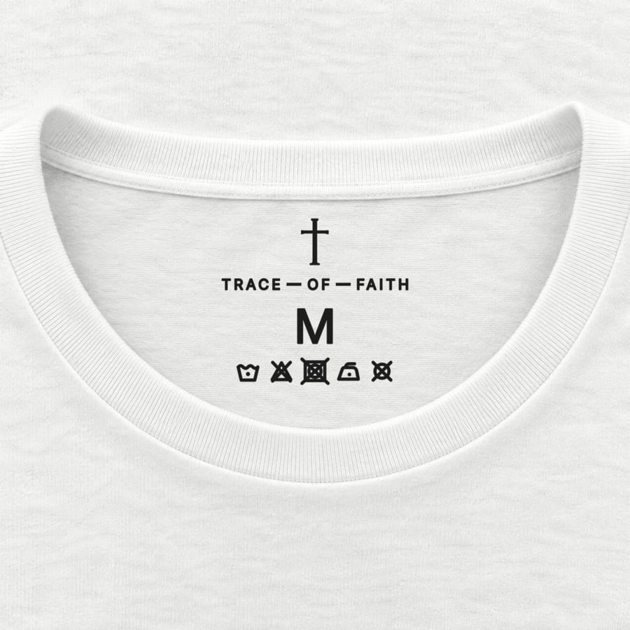 Toch sta ik in White, neck label